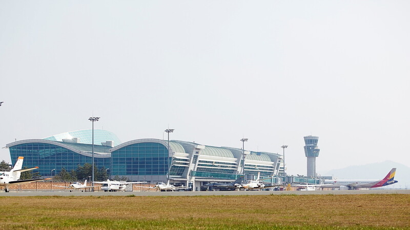 활주로 쪽에서 바라본 무안국제공항 전경. 전남도 제공