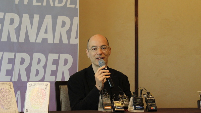 French novelist Bernard Werber holds a press conference regarding the Korean translation of his latest book “Death” at the Westin Chosun Hotel in Seoul on June 5.