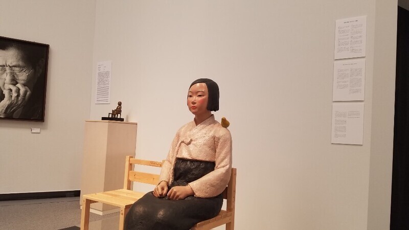 A comfort woman statue at an exhibition at the Aichi Prefectural Museum of Art in 2019 (Cho Ki-weon/The Hankyoreh)