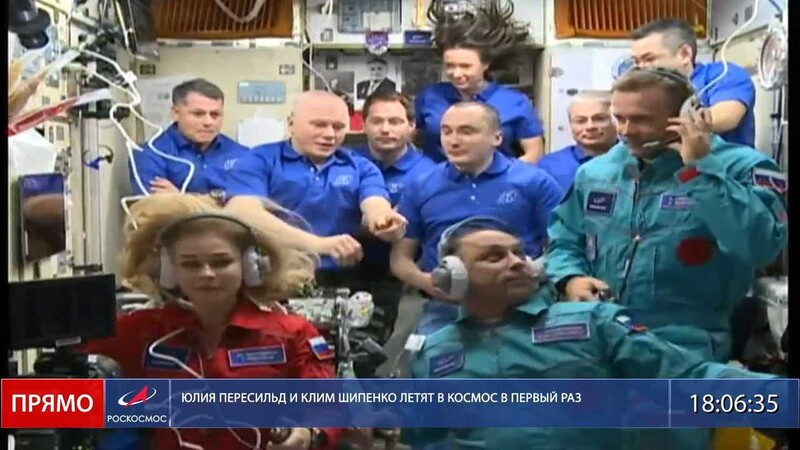 러시아 영화 제작진 일행이 국제우주정거장에 도착한 뒤 65차 원정대 우주비행사들과 함께 환영행사를 하고 있다. 로스코스모스 제공