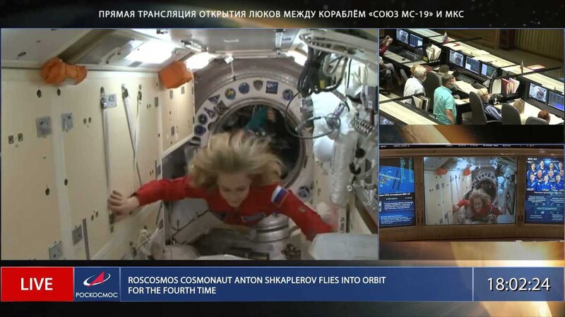 소유스 우주선에서 국제우주정거장 안으로 들어가는 러시아 영화배우 율리야 페레실드. 로스코스모스 제공