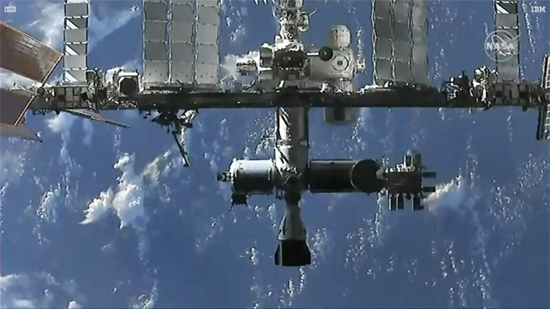 스페이스엑스의 유인 우주선에서 도킹하기 전에 촬영한 국제우주정거장. 나사 제공