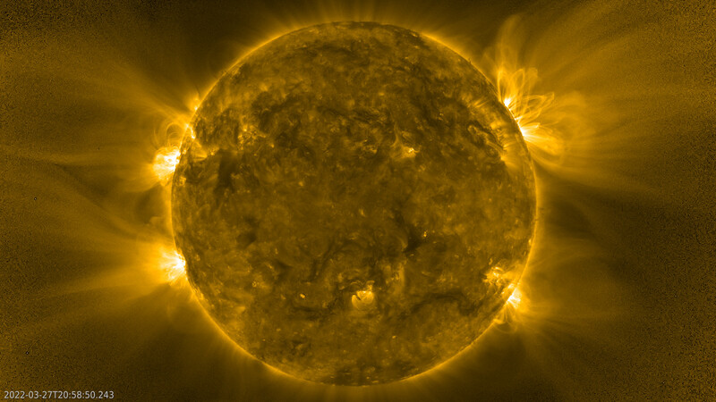 솔라 오비터의 극자외선 카메라로 촬영한 태양. 유럽우주국 제공