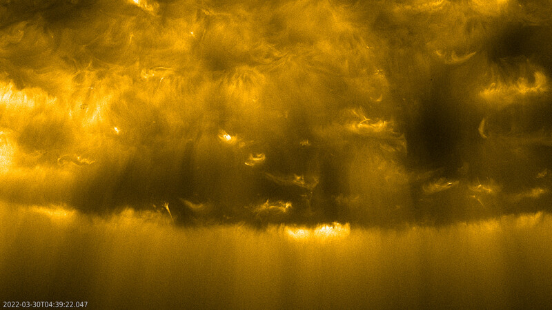솔라 오비터가 촬영한 태양의 남극 지점. 마치 플라스마 소나기가 쏟아지는 듯하다. 유럽우주국 제공