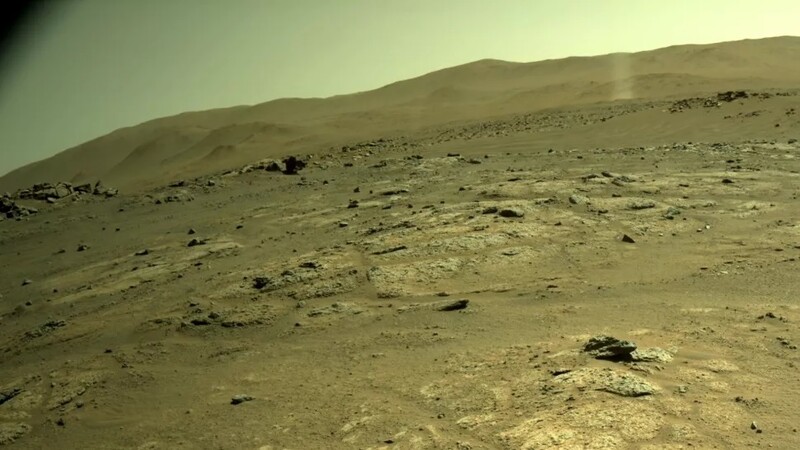 나사의 화성 탐사선 퍼시비런스가 예제로 충돌구에서 찍은 회오리바람. 나사 제공