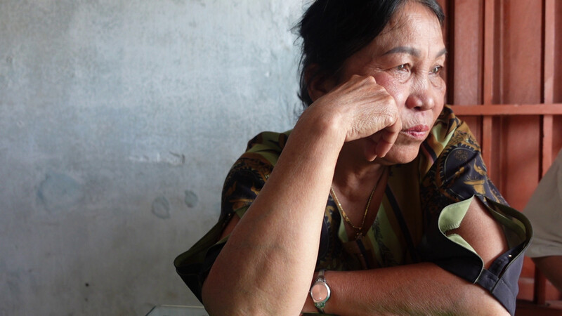 하미 학살 생존자 응우옌티본씨가 2023년 2월14일 베트남 하미마을 자신의 집에서 학살 당시 상황을 설명하다 잠시 말을 멈추고 감정을 정리하고 있다. 신다은 기자