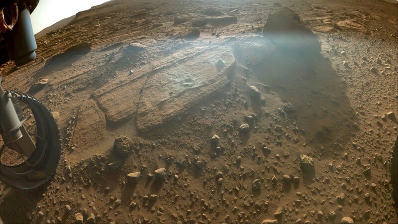 화성의 로봇탐사차 퍼시비런스가 19번째 시료를 채취한 고대 삼각주 정상 지역의 암석 ‘베레아’. 시료 채취를 위해 뚫은 2개의 구멍이 보인다. 나사 제공