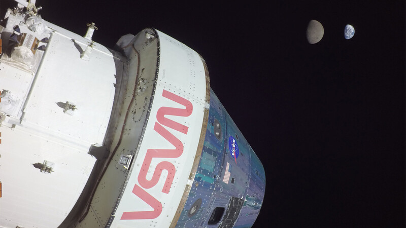 지난해 11월 달 왕복 시험비행 중 아르테미스 1호에서 본 지구와 달. 나사 제공