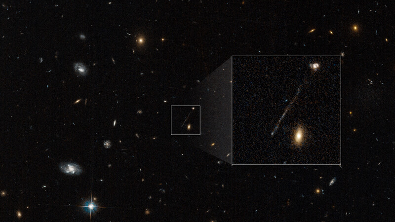 허블우주망원경이 관측한 사진. 네모 안에 있는 줄무늬가 20만광년 길이의 항적운이다. 줄무늬 왼쪽 아래에 초거대질량 블랙홀이 있고, 오른쪽 위 끝에 블랙홀이 탈출한 은하가 있다. NASA, ESA, Leah Hustak(STScI) 제공