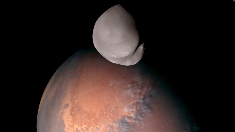아랍에미리트의 탐사선 아말이 100km 거리에서 촬영한 화성 위성 데이모스의 뒷면. EMM 제공