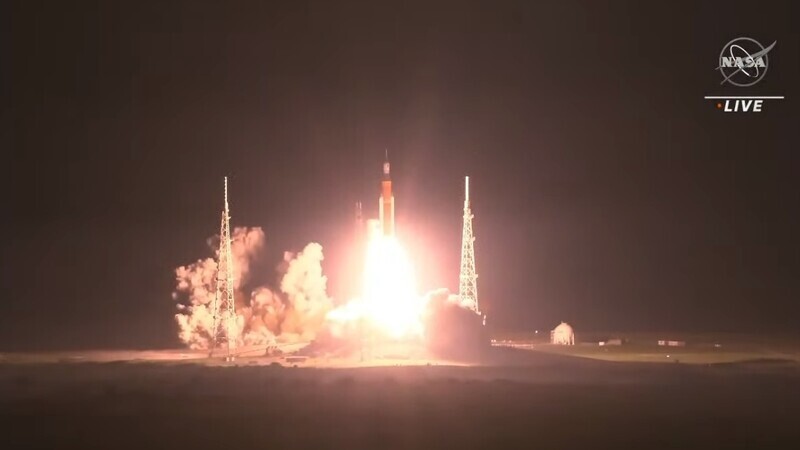2022년 11월16일 달 궤도 왕복비행을 위해 이륙하는 미 항공우주국의 아르테미스 1호. 지난해 가장 큰 규모의 우주 프로그램이었다. 웹방송 갈무리