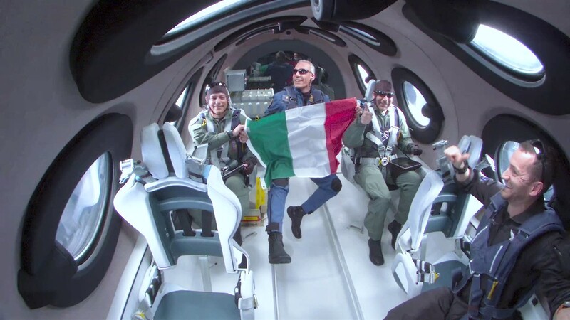 버진갤럭틱의 첫 상업용 준궤도 우주비행 승객들이 이탈리아 국기를 들고 기념촬영을 하고 있다. 오른쪽은 버진갤럭틱의 비행 교관. 버진갤럭틱 제공