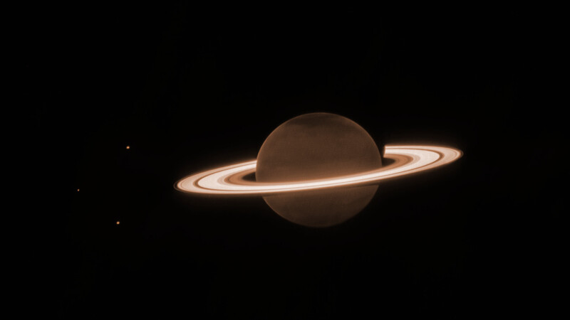 제임스웹우주망원경의 근적외선카메라로 촬영한 토성과 고리. 디오네, 엔셀라두스, 테티스 3개의 위성이 선명하게 드러나 있다. 우주망원경과학연구소 제공