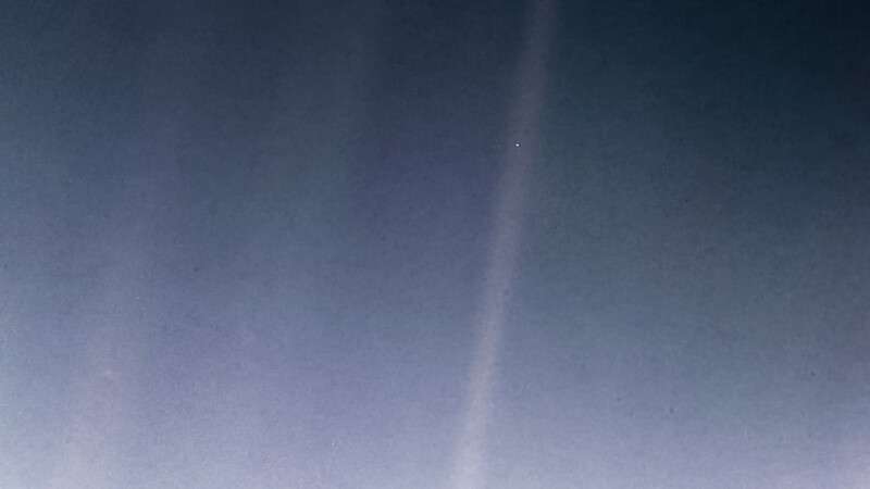 1990년 보이저 1호가 60억km 거리에서 찍은 지구 사진. 미 항공우주국 제공