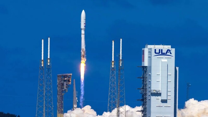 6일 오후(한국시각 7일 새벽) 미국 플로리다 케이프커내버럴우주군기지에서 아마존의 우주인터넷 위성 카이퍼샛 1~2호를 실은 아틀라스5 로켓이 이륙하고 있다. 아마존 제공