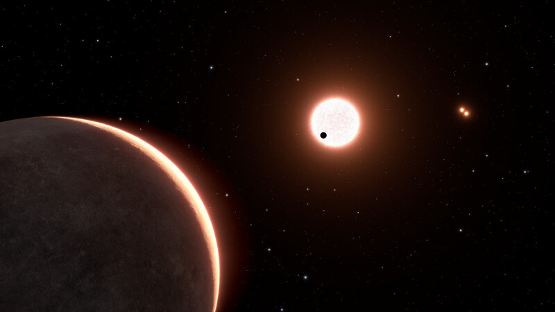 22광년 거리의 지구 크기 외계행성 LTT 1445Ac 상상도. 사진 중앙의 중심별 LTT 1445A 앞을 지나가는 검은 점으로 표시돼 있다. 오른쪽 위의 두 별은 이 별과 함께 3중성계를 이루는 적색왜성이다. 왼쪽 아래는 중심별 LTT 1445A를 공전하는 다른 행성 LTT 1445Ab를 묘사한 것이다. 미 항공우주국 제공