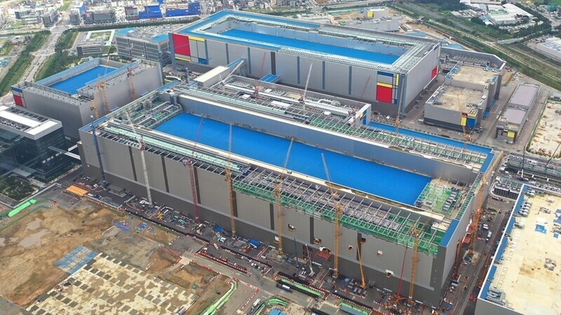An aerial view of Samsung’s second line in Pyeongtaek, which is equipped with cutting-edge EUV technology. (courtesy of Samsung Electronics)