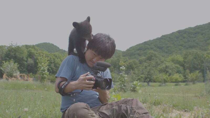 밀렵꾼에게 어미를 잃은 야생동물 보호소에서 촬영 중인 고 김광일 피디. 박환성 피디 페이스북 갈무리