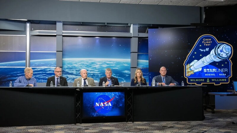 O administrador da NASA, Bill Nelson (extrema esquerda) e executivos realizaram uma conferência de imprensa no Johnson Space Center, em Houston, no dia 24, para anunciar as políticas para a espaçonave Boeing Starliner. Parafuso fornecido