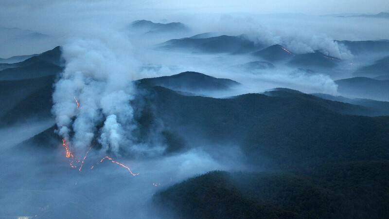 지난달 24일 오전 경북 의성군 점곡면 일대에서 산불이 번지고 있다. 김영원 기자 forever@hani.co.kr