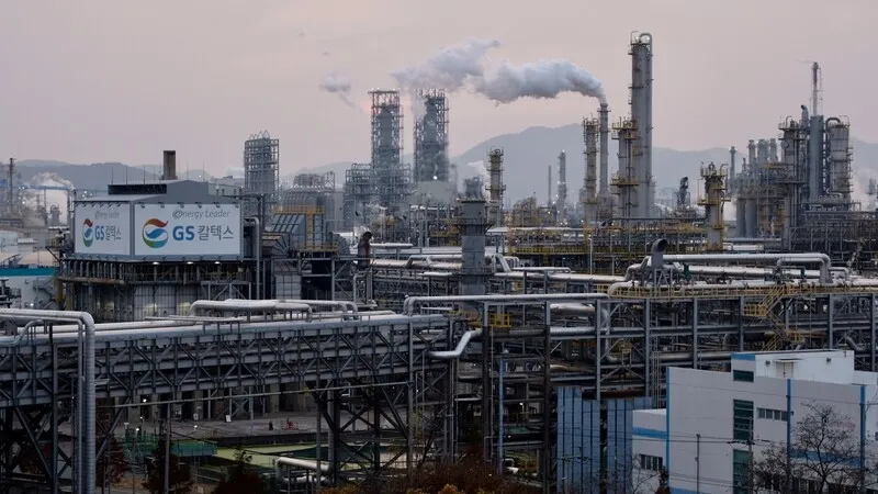 벼랑 끝 석유화학, '특화'로 뭉친다...수요 기업과 기획부터 함께 개발 - 뉴스 썸네일 이미지