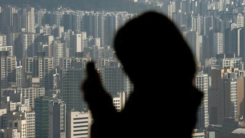 [Column] Korea’s brave new world: Tanking employment and soaring home prices