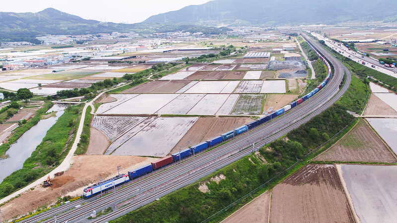A freight train - 1.2 kilometers long with 80 cars - recently test-operated by the Korea Railroad Corporation (Korail). (provided by Korail)
