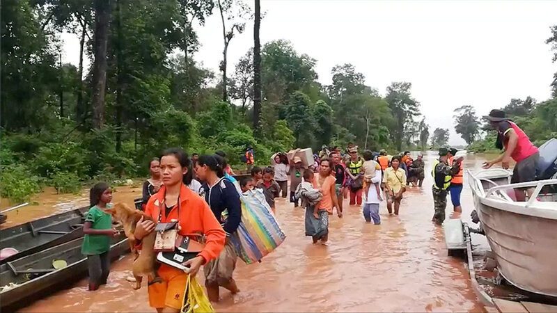 Residents near the Xe Nam Noy hydropower dam in Laos take refuge after the dam collapsed to cause a massive flood on July 24. (Yonhap News)