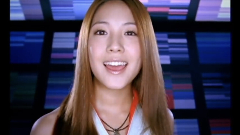 South Korean artist BoA entered the Japanese market by singing songs in Japanese. The photo shows a scene captured from the 2003 music video for “Shine We Are.”