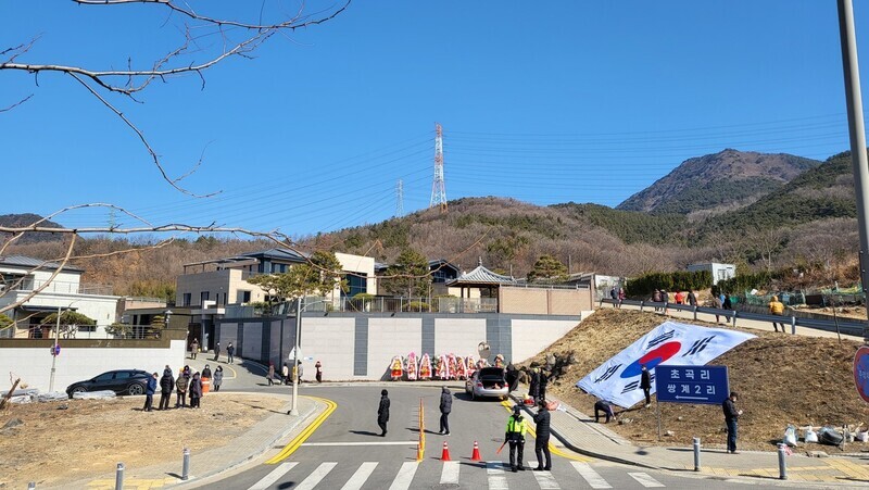 A large South Korean flag can be seen sprawled on a hillside leading up to former President Park Geun-hye’s home in Daegu’s Dalseong County on Tuesday. (Kim Gyu-hyun/The Hankyoreh)