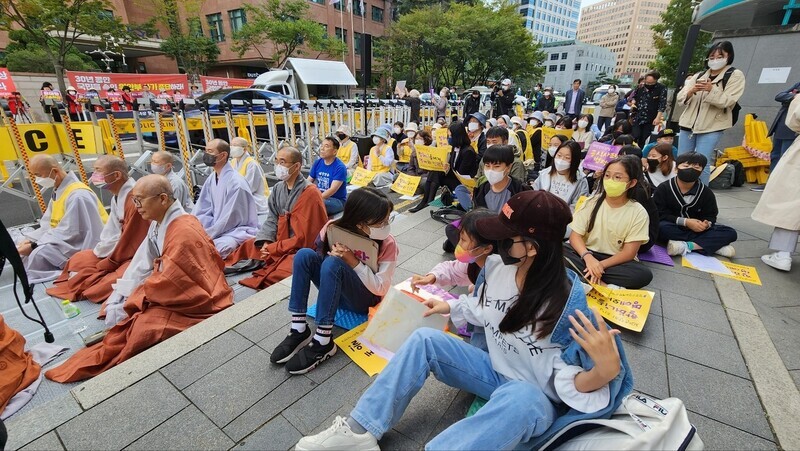 Around 40 people took part in the Oct. 5 Wednesday Demonstration calling for the Japanese government to redress the issue of wartime sexual slavery outside the former Japanese Embassy in downtown Seoul. (Park Ji-young/The Hankyoreh)