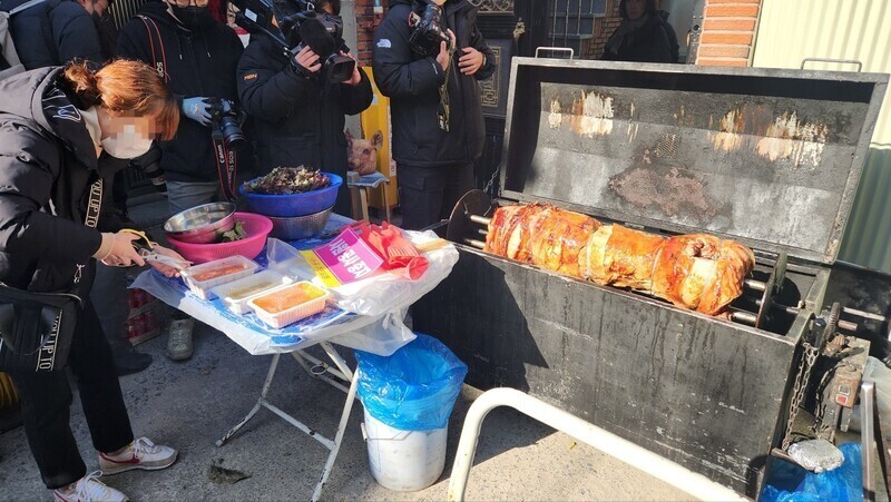 A group calling itself the “Daehyeon Neighborhood Anti-Mosque Emergency Action Committee” held a “barbeque party” on Dec. 15, 2022, near the construction site of a planned mosque in Daegu. (Kim Kyu-hyun/The Hankyoreh)