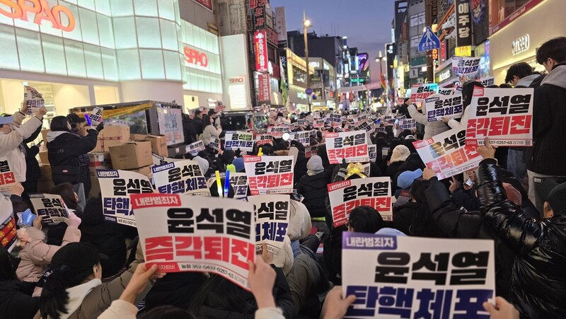 부산 시민들이 부산 최대 번화가인 서면에서 윤석열 탄핵을 촉구하고 있다. 김광수 기자