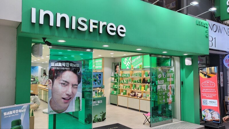 서울 명동에 있는 이니스프리 매장 모습. 이니스프리는 2023년 이 매장처럼 로고 변경 등 리브랜딩을 단행했지만, 매출은 크게 늘지 않아 시장에서 ‘리브랜딩 실패가 아니냐’는 평가가 나오고 있다.