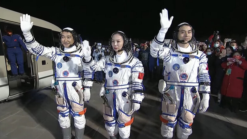출발에 앞서 환호하는 시민들에게 인사하는 중국 우주비행사 3인. CCTV/스페이스닷컴
