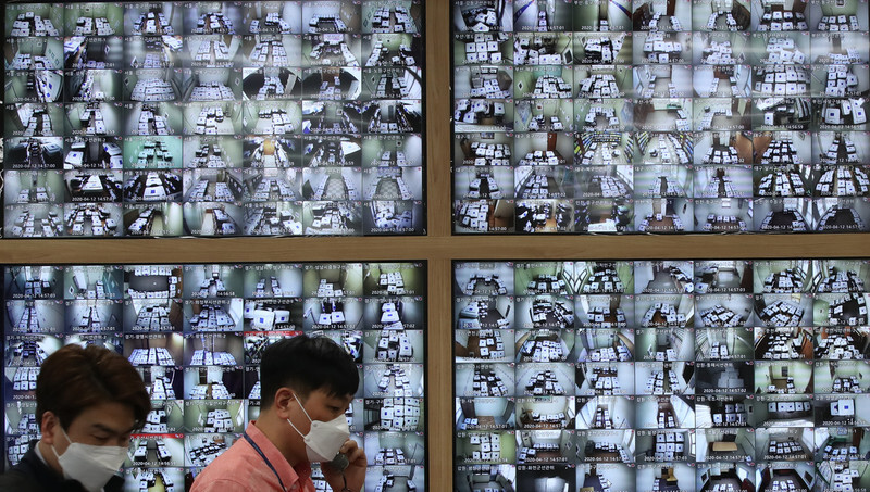Employees at work at the CCTV center of the Gwacheon branch of the National Election Commission in Gyeonggi Province, which compiles video footage of all the polling stations in the city. (Yonhap News)