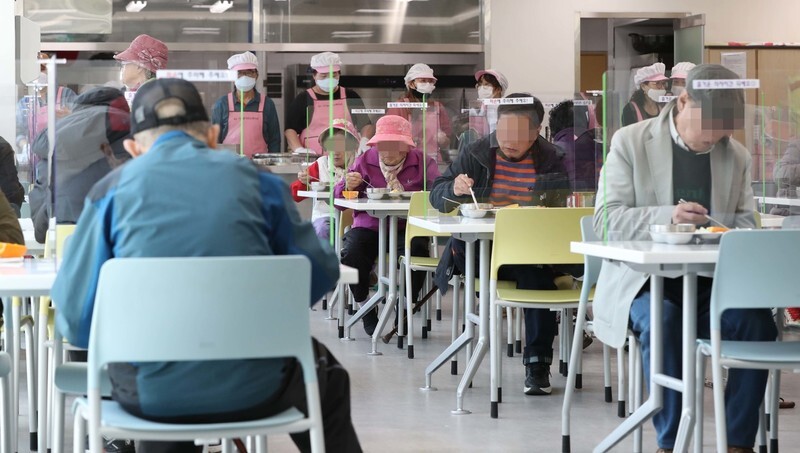 A cafeteria for elderly people operated by Yangcheon District reopens on Apr. 27 after being shut down because of the COVID-19 epidemic. (Park Jong-shik, staff photographer)