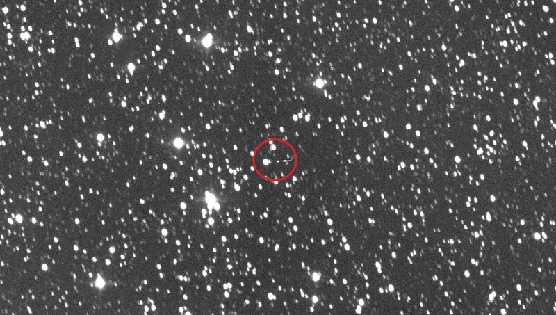 사진 중앙의 작은 화살표가 가리키는 흰색 점이 제임스웹 우주망원경이다. 가상망원경 프로젝트 제공