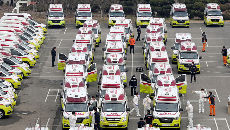 Ambulances and health workers on standby in Daegu on Mar. 1. (Yonhap News)