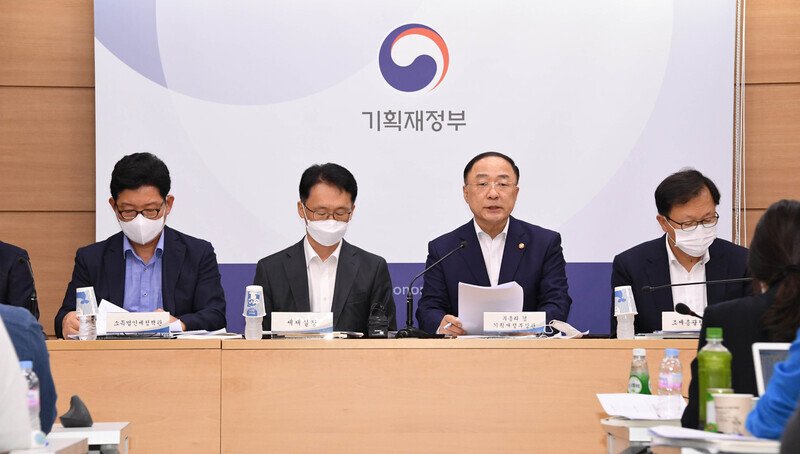 South Korean Deputy Prime Minister and Finance Minister Hong Nam-ki (second right) speaks during a briefing on the revised tax code for 2020 at the Government Complex in Sejong on July 20. (provided by the Ministry of Economy and Finance)