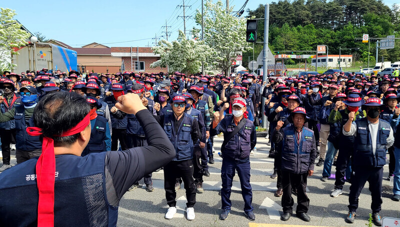 Members of the KCTU-affiliated construction union hold a rally outside the Gangneung branch of the Chuncheon District Court on May 1 condemning prosecutors and the administration after a fellow union member attempted self-immolation there that day. (Yonhap)