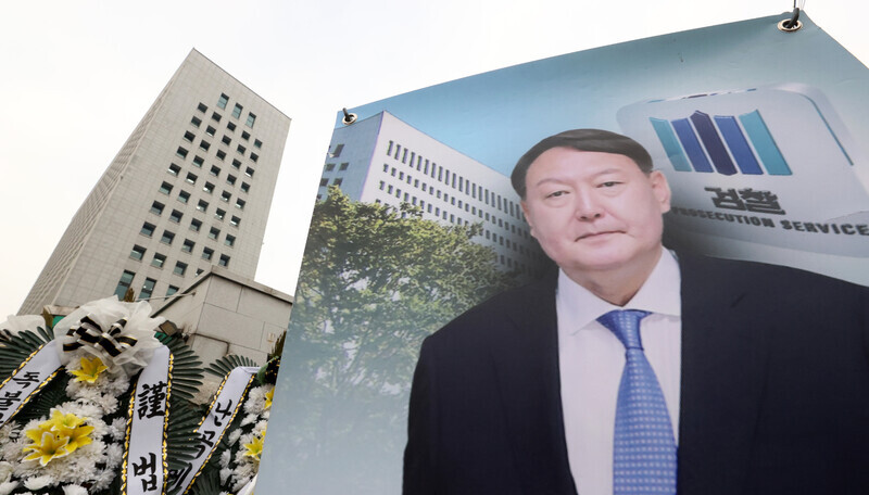 A banner supporting Prosecutor General Yoon Seok-youl hangs on the facade of the Supreme Prosecutors’ Office in Seoul on Dec. 23. (Yonhap News)