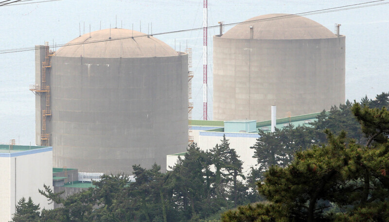 Reactor No. 2 (pictured left) of the Kori nuclear power plant in Busan’s Gijang County is one of the reactors KEPCO is pushing to extend the use of. (Yonhap News)