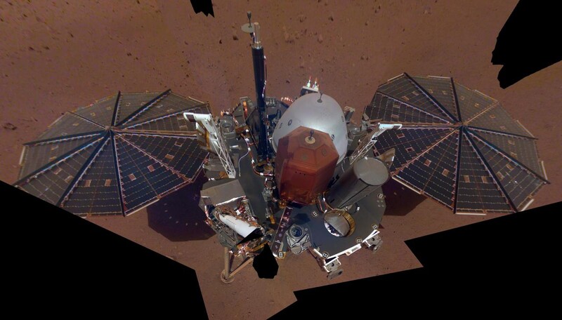 인사이트가 화성에 착륙한 직후인 2018년 12월 촬영한 셀카. 태양전지판에 먼지가 거의 쌓이지 않았다. 나사 제공