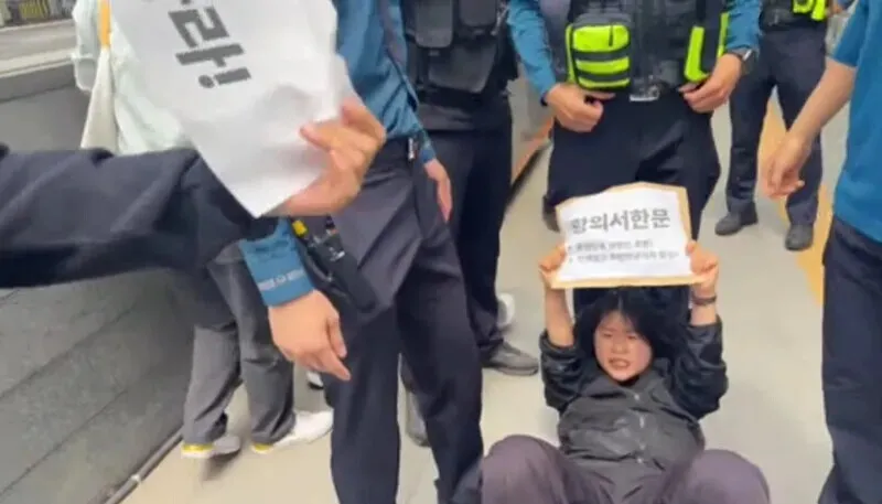 8 Korean student protesters arrested for attempting to enter US Embassy
