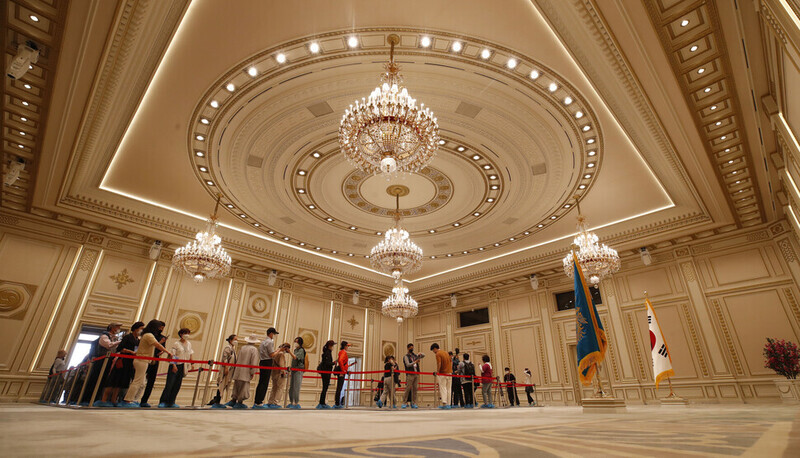 Visitors take photos inside the Blue House state guest house on May 23, after the former presidential residence was opened to the public. (Kim Hye-yun/The Hankyoreh)