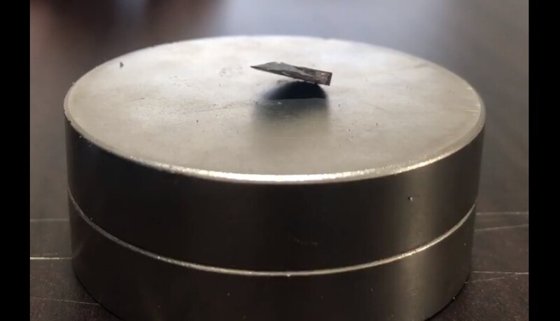 퀀텀에너지연구소를 주축으로 한 한국 연구자들이 개발했다고 밝힌 상온 초전도체 LK-99의 한쪽이 자석 위에 떠 있는 모습. 김현탁 박사가 공개한 동영상의 한 장면.