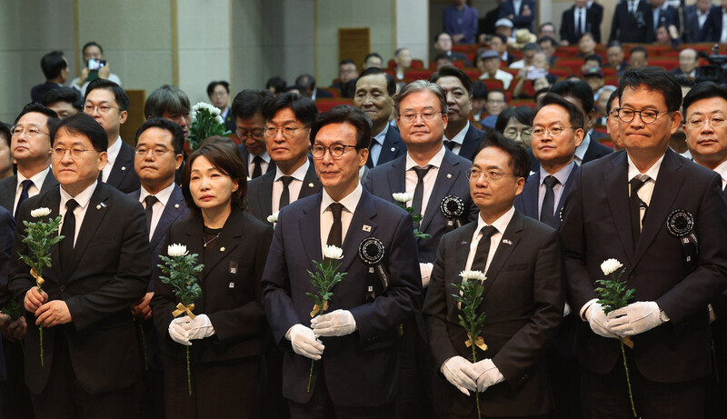 더불어민주당 김민석 대표 등 여당 의원들이 18일 서울 동작구 국립서울현충원 현충관에서 열린 김대중 대통령 서거 17주기 추모식에서 헌화하기 위해 이동하고 있다. 연합뉴스