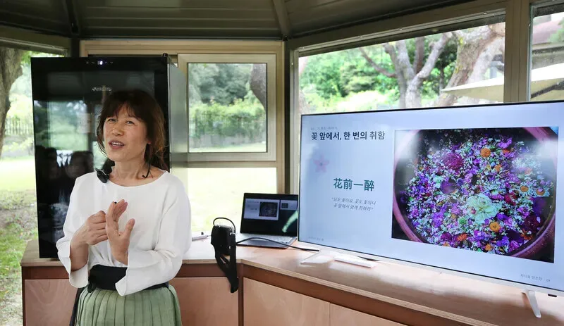 Yoo So-young, owner of Jisiul Brewery, explains the liquors she makes during a tasting session. (Park Mee-hyang/Hankyoreh)
