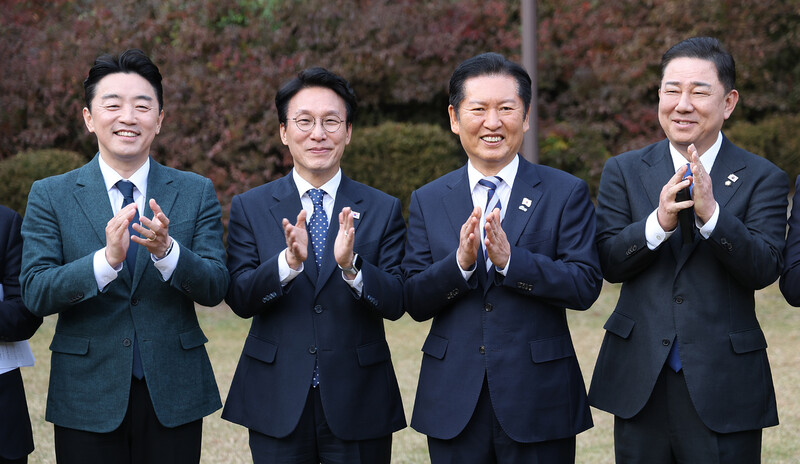 9일 서울 종로구 총리공관에서 열린 고위당정협의회에서 참석자들이 기념촬영을 하고 있다. 왼쪽부터 강훈식 대통령실 비서실장, 김민석 국무총리, 정청래 더불어민주당 대표, 김병기 원내대표. 연합뉴스